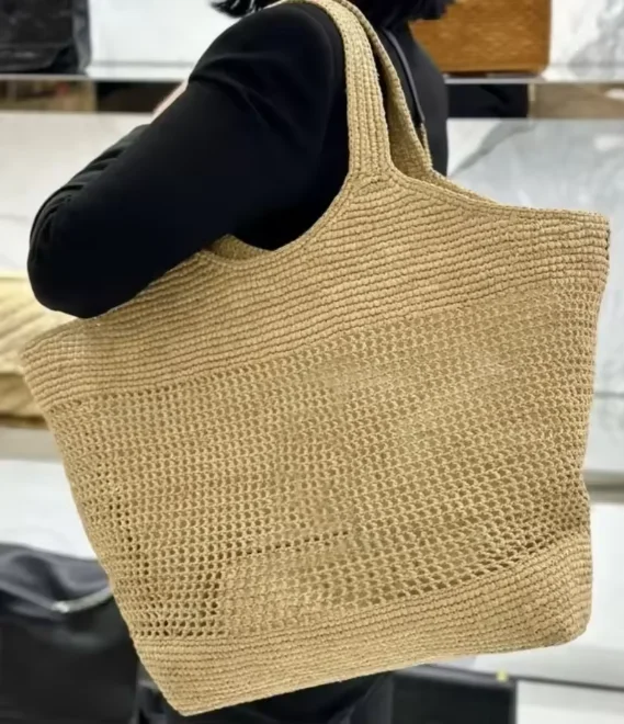 

2026 new style fashionable lady tote bag, with a hollow design, featuring a small inner pocket, large capacity woven beach bag