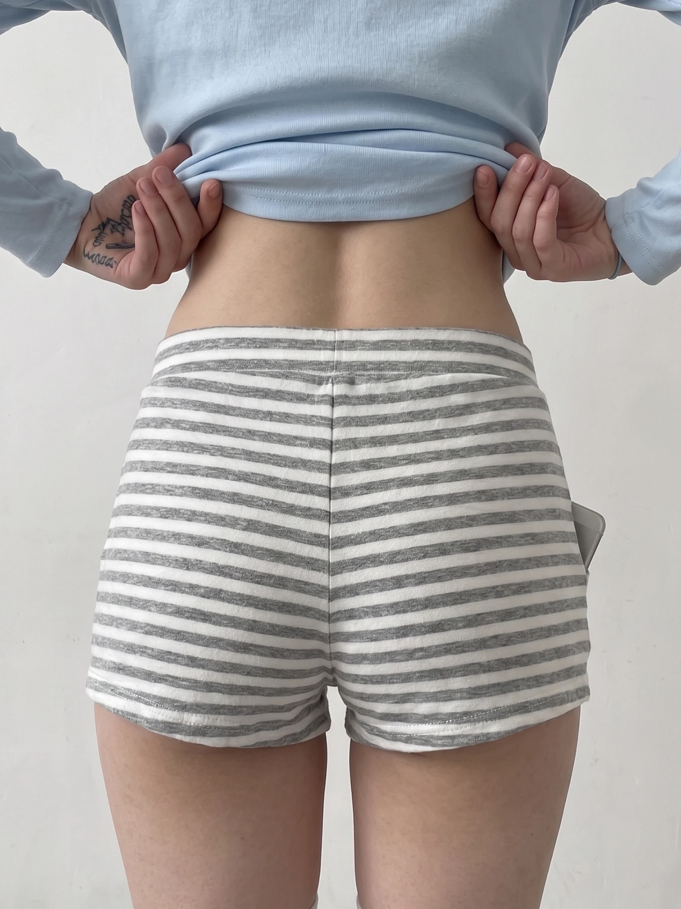 Sommerliche Basic-Shorts für Damen mit hoher Taille, Harajuku-Stil, einfarbig schwarz, grau gestreift, mit zwei Knöpfen an der Vordertasche, elastischem Bund, lässige Hose. – Detail 14