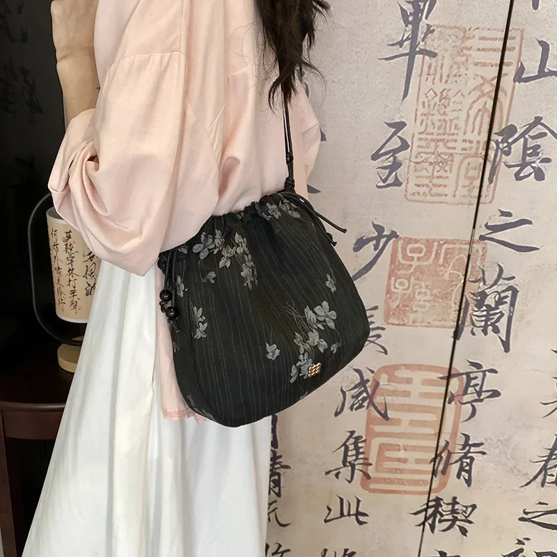 

Ancient Han Element Cheongsam Well Matched Shoulder Bag 2024 New Retro Tip Bag Closure Shoulder Bag Niche Woven Beaded Oblique