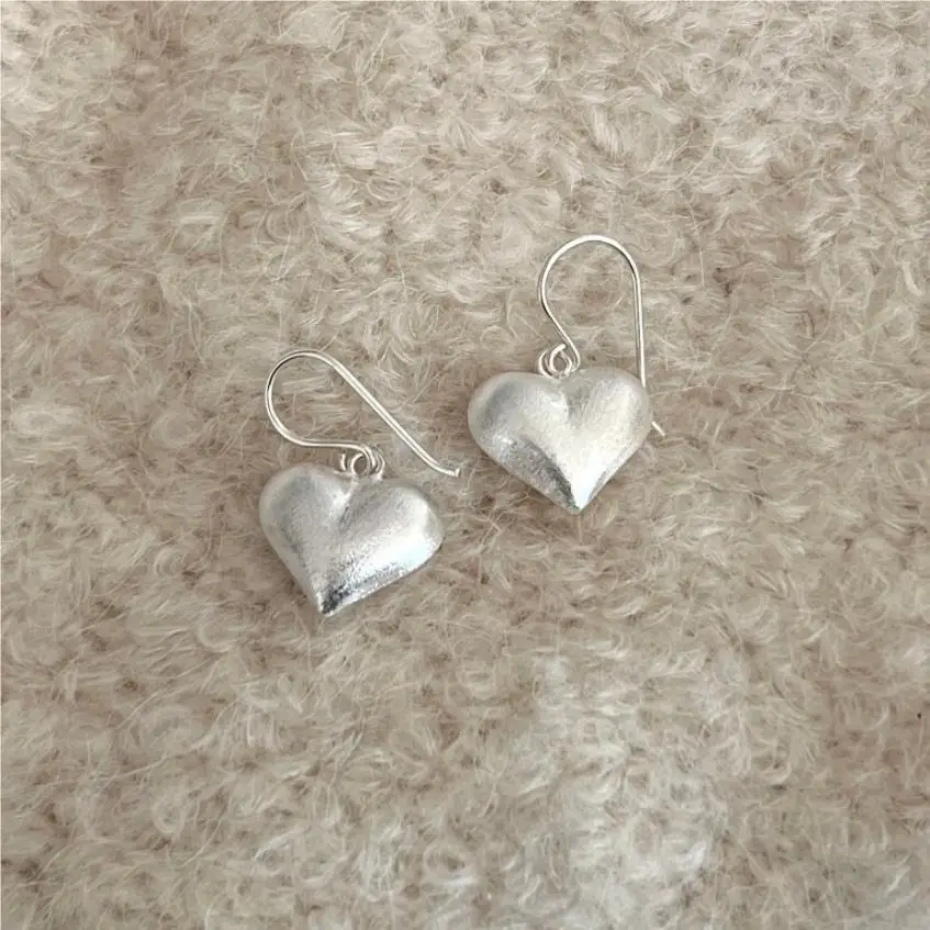 Nowe śliczne szczotkowane miłość w kształcie serca zaczep na ucho 925 srebro kobiece proste modne słodkie kolczyki w stylu Ins TYB284