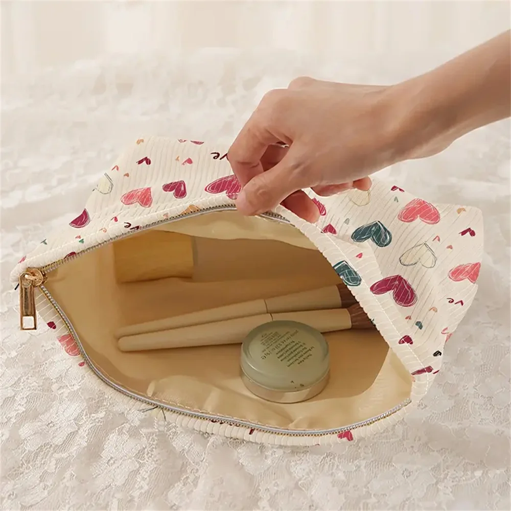 Bolsa de maquiagem com padrão de coração charmoso, leve, forrado com zíper, multifuncional, bolsa cosmética para acessórios de higiene pessoal, bolsa de armazenamento