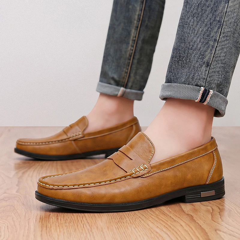 Spring New Men's Comfortable Anti Slip Loafers Shoes 2026 Hand Sewn Men's Fashionable Round Toe Casual Soft Soled Leather Shoes