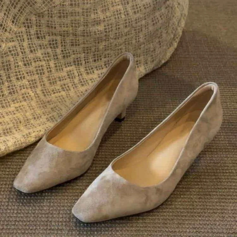 

Новые универсальные женские туфли-лодочки 2026 года в стиле ретро с квадратным носком на среднем каблуке: модные и лаконичные