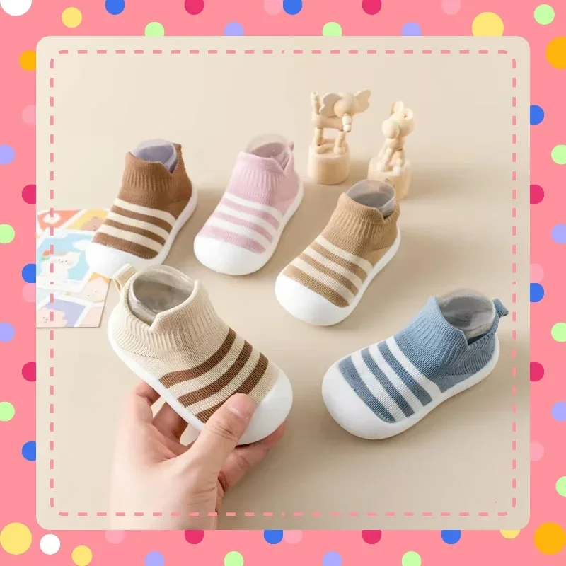 أحذية كلاسيكية للأطفال الصغار على الطراز الكوري للربيع والصيف أحذية داخلية للأطفال مقاومة للاهتراء وغير قابلة للانزلاق أحذية جوارب للأطفال