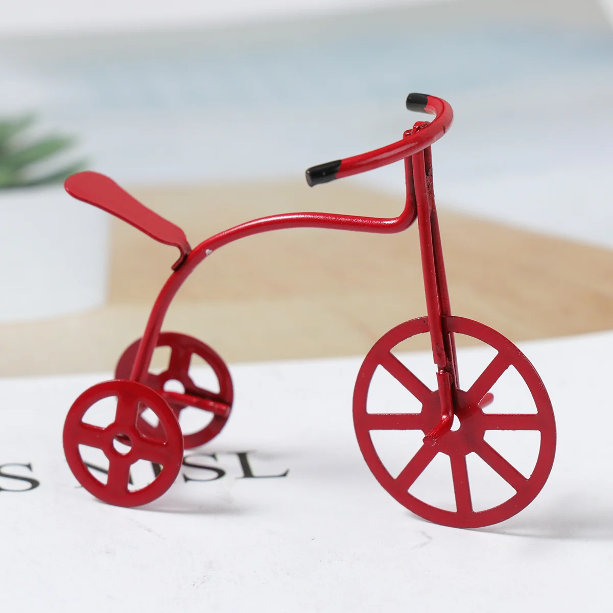 

1/12 Mini Housue Adornment Tricycle Model Toy Car Model Mini Furniture Ornament for Home Friends (Red)