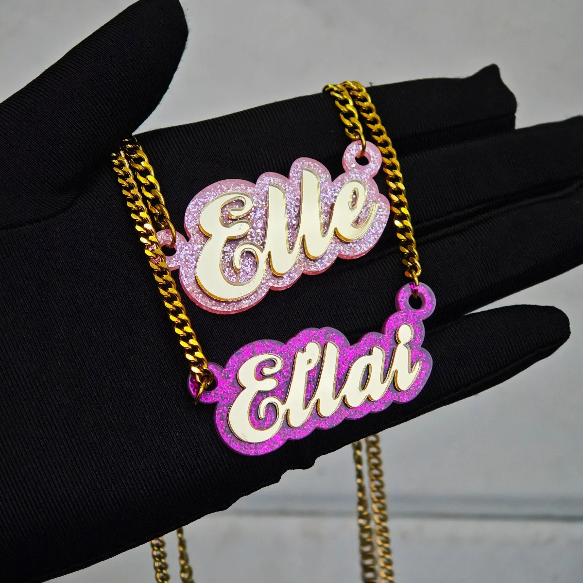 Collier acrylique personnalisé avec nom personnalisé, collier neutre, cadeau d'anniversaire, collier de personnage de dessin animé, boîte cadeau gratuite