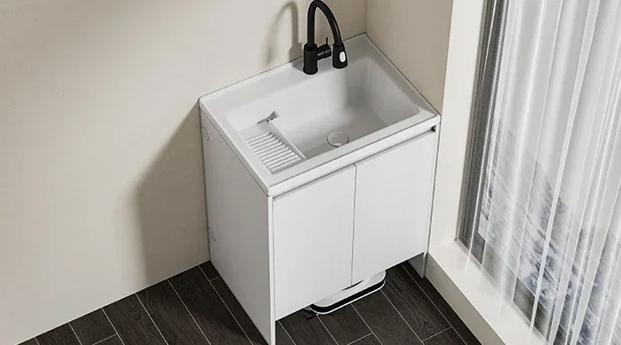 The balcony cabinet deepens the laundry pool and can put the sweeper bathroom cabinet table basin cabinet.