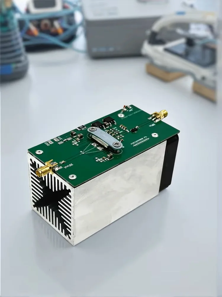 2,4GHz 2,4-2,5GHz 50W HF-Leistungsverstärker AMP DMR-Leistungsmodul mit Kühlkörper