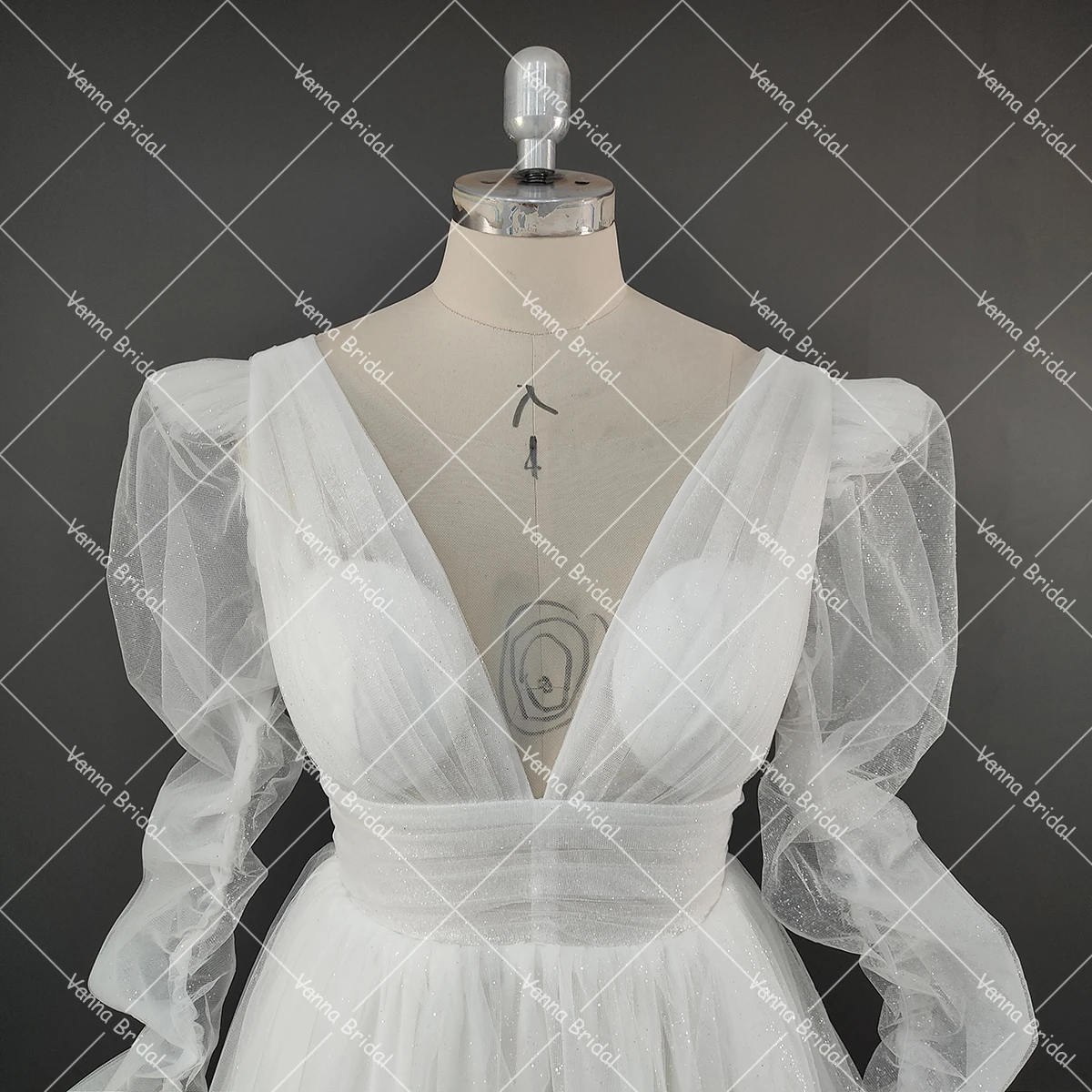 Vestido de novia de manga larga de obispo, tul brillante, gasa fruncida con cuello en V, línea A, botones divididos, sin espalda