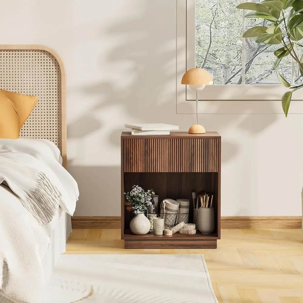 Sepasang Nakas Walnut Kontemporer dengan Laci dan Rak