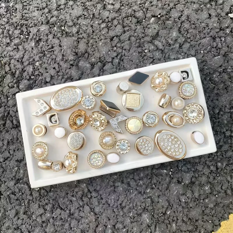 Randomly Select 17 Gold Shoelace Decorations. Suitable for Sports Shoes. Perfect for Holiday Gifts and Shoe Decorations.