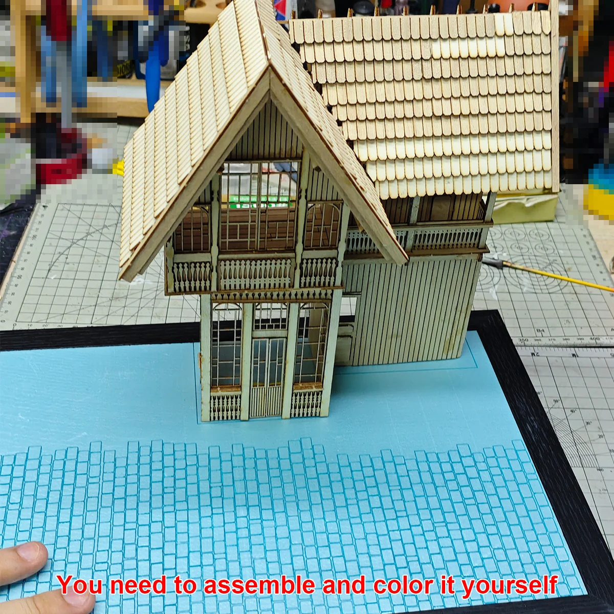 Architektonisches Gebäudemodell zum Zusammenbauen, Holzhaus-Diorama, Modellbausatz im Maßstab 1:35, Panzer, Holz-Display-Basis, Auto-Ausstellungsständer 1/35 – Detail 2