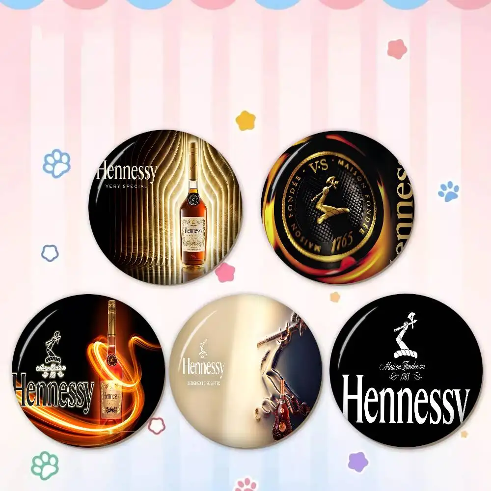 Broche de hojalata hecho a mano con diseño de figura de anime de 58 mm, estilo Hennessy Brandy, para mochila, ropa, adorno de pecho, regalos