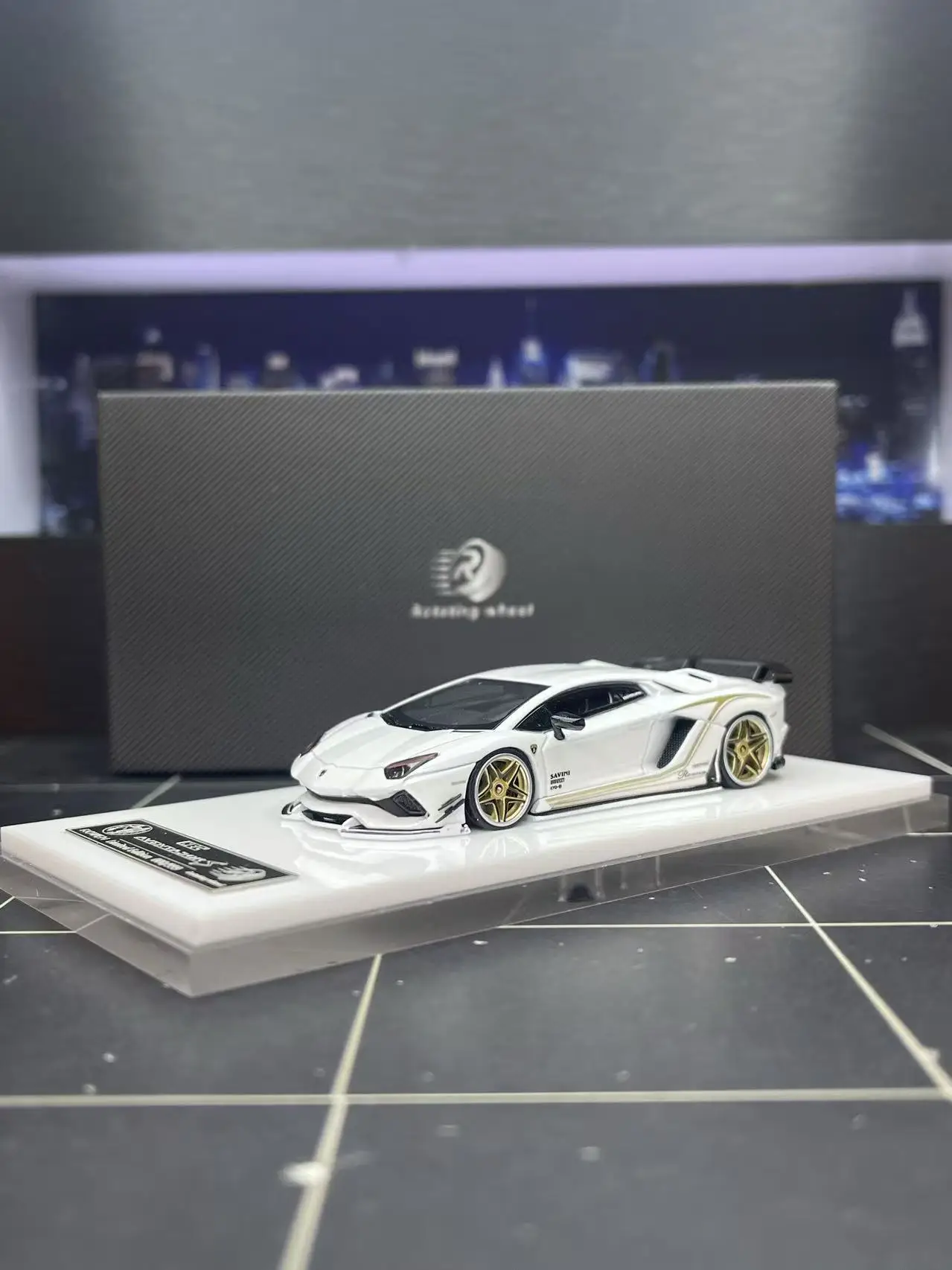 **Vorbestellung** Rotierendes Rad RW 1:64 Rowen Aventador S Druckguss-Modellauto