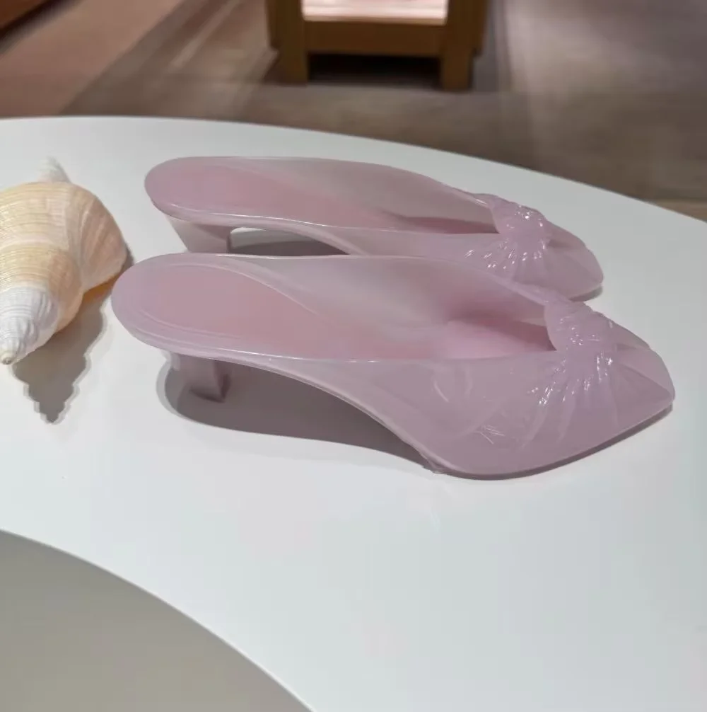 Sandales d'été minimalistes transparentes en PVC à talon bloc bas, style mule à bout ouvert, avec détail de nœud avant