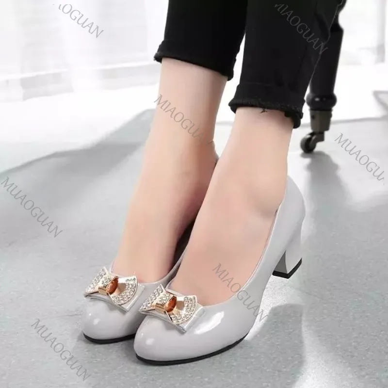 

Женские осенние туфли с круглым носком и металлическим бантом со стразами на массивном каблуке, элегантная женская обувь на каблуке, модные рабочие туфли-лодочки из мягкой кожи
