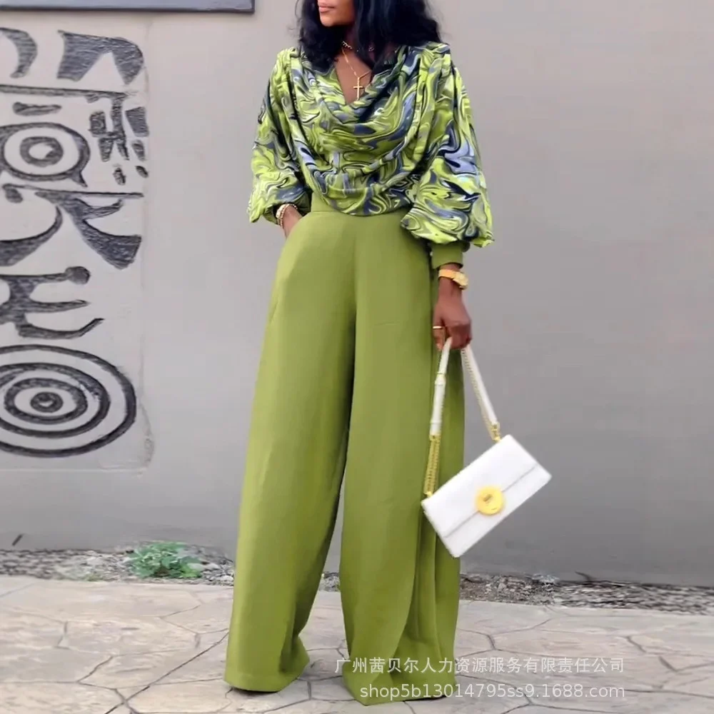 

Комплект из 2-х предметов: укороченный топ с абстрактным принтом и воротником-фонариком, эластичным подолом и повседневный комплект широких брюк на молнии с боковыми рюшами