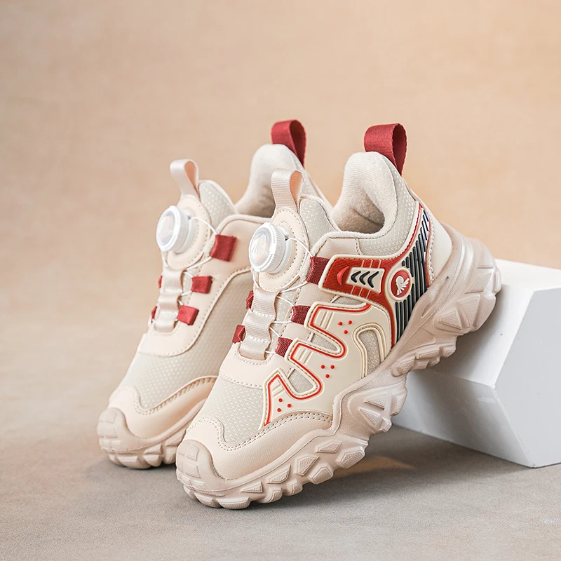 

Осенняя модная новая детская спортивная обувь для мальчиков и девочек, дизайн с вращающимися пуговицами, кожаный верх 29-39, износостойкая, нескользящая.