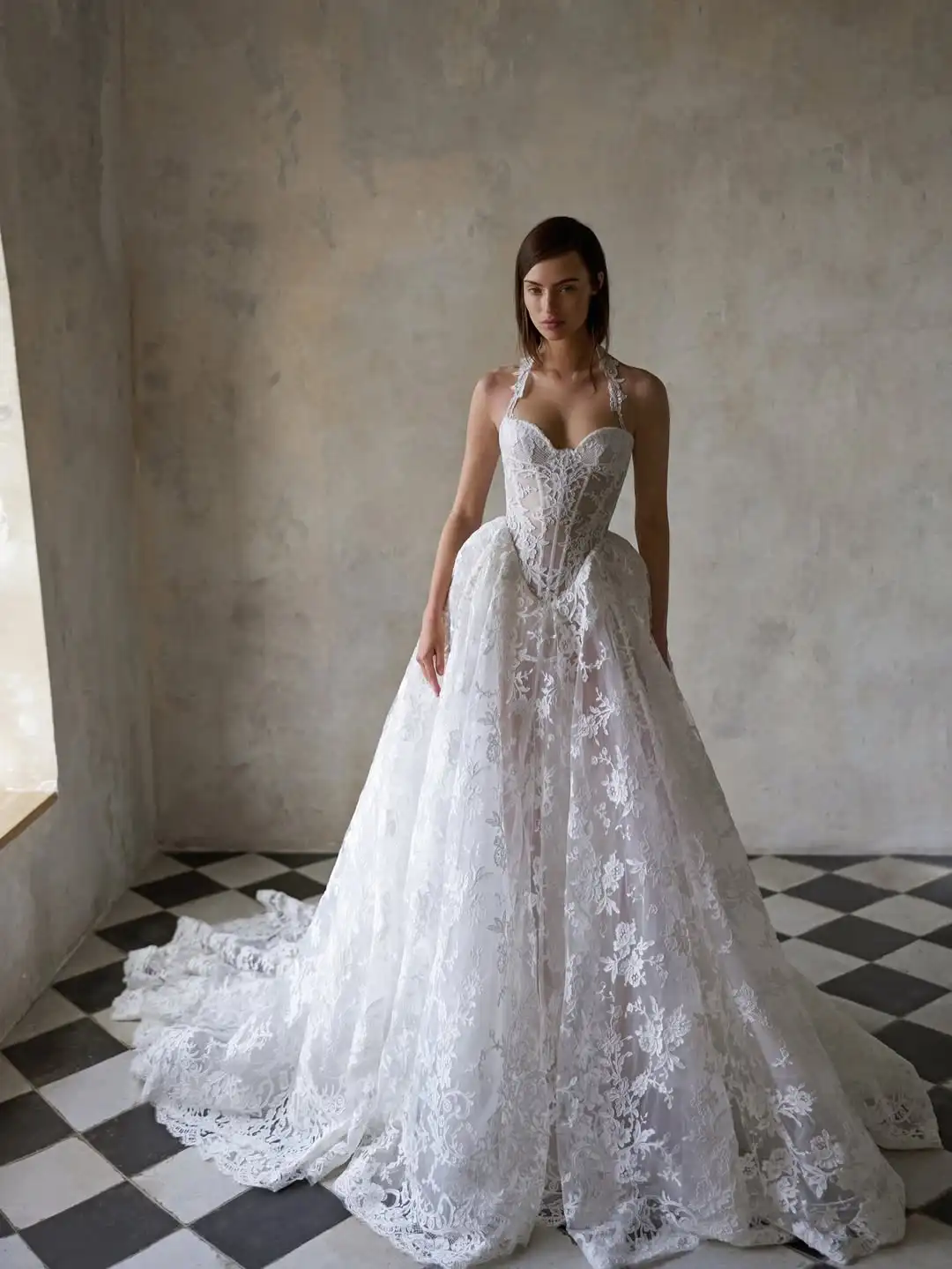 

Customized White Elegant Wedding Party Sleeveless Zip Back Lace Bridal Gown A-Line Court Train Wedding Gown