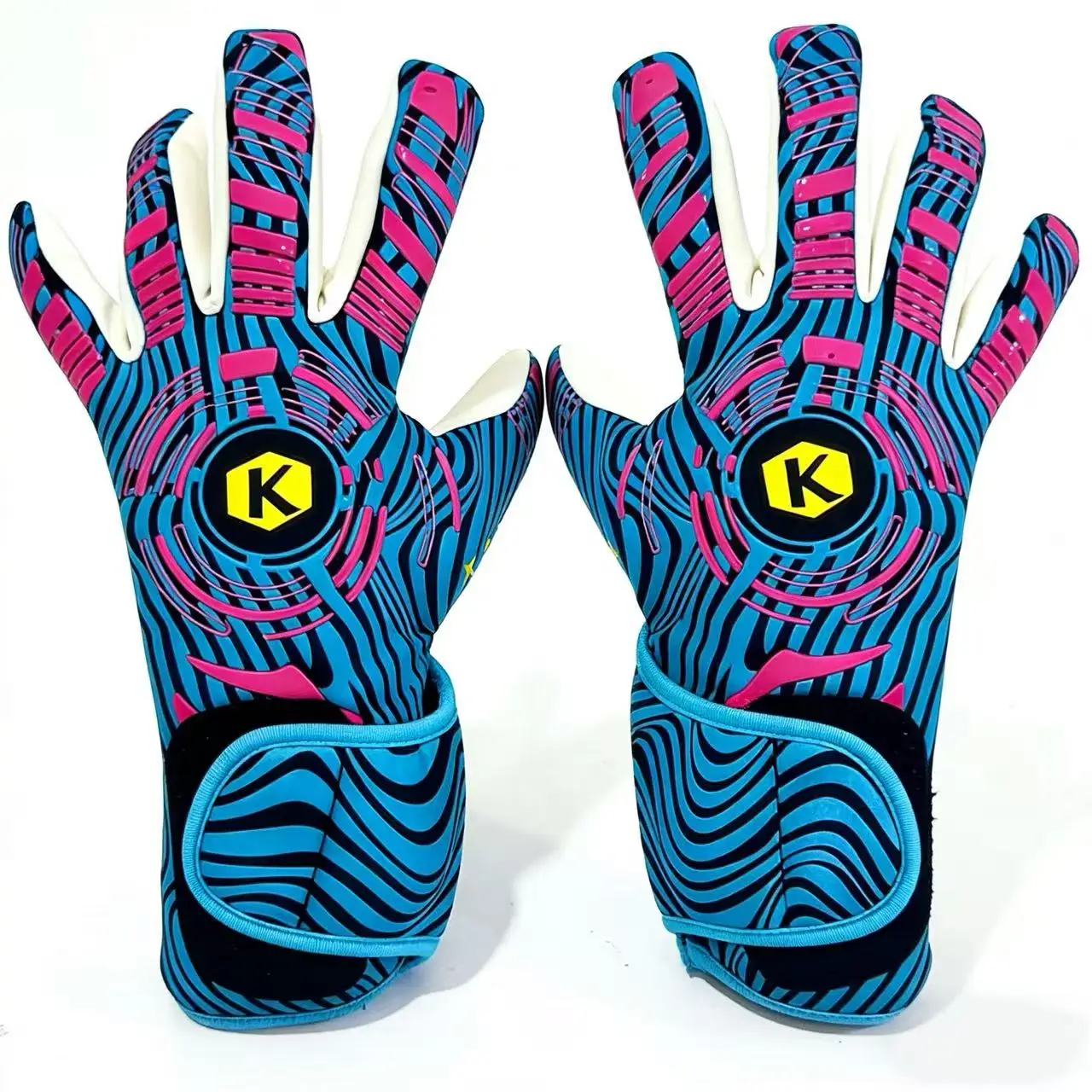 Um par de luvas de goleiro profissional para treinamento resistente ao desgaste.