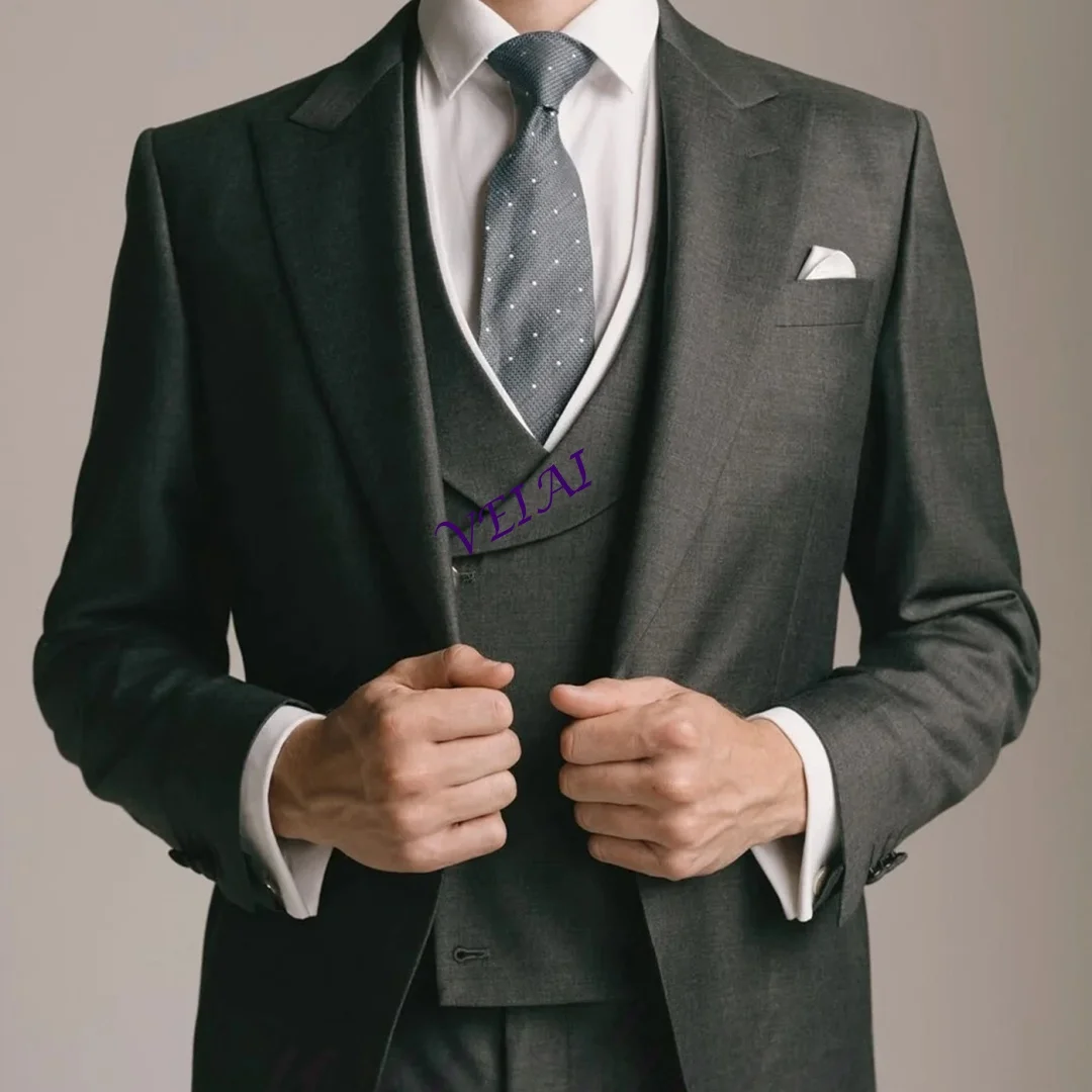 

Dark Grey Men's Suits 3 Pieces Blazer Peak Lapel Single Breasted Tuxedos Gentlemen Outfits Elegant Wedding Customized