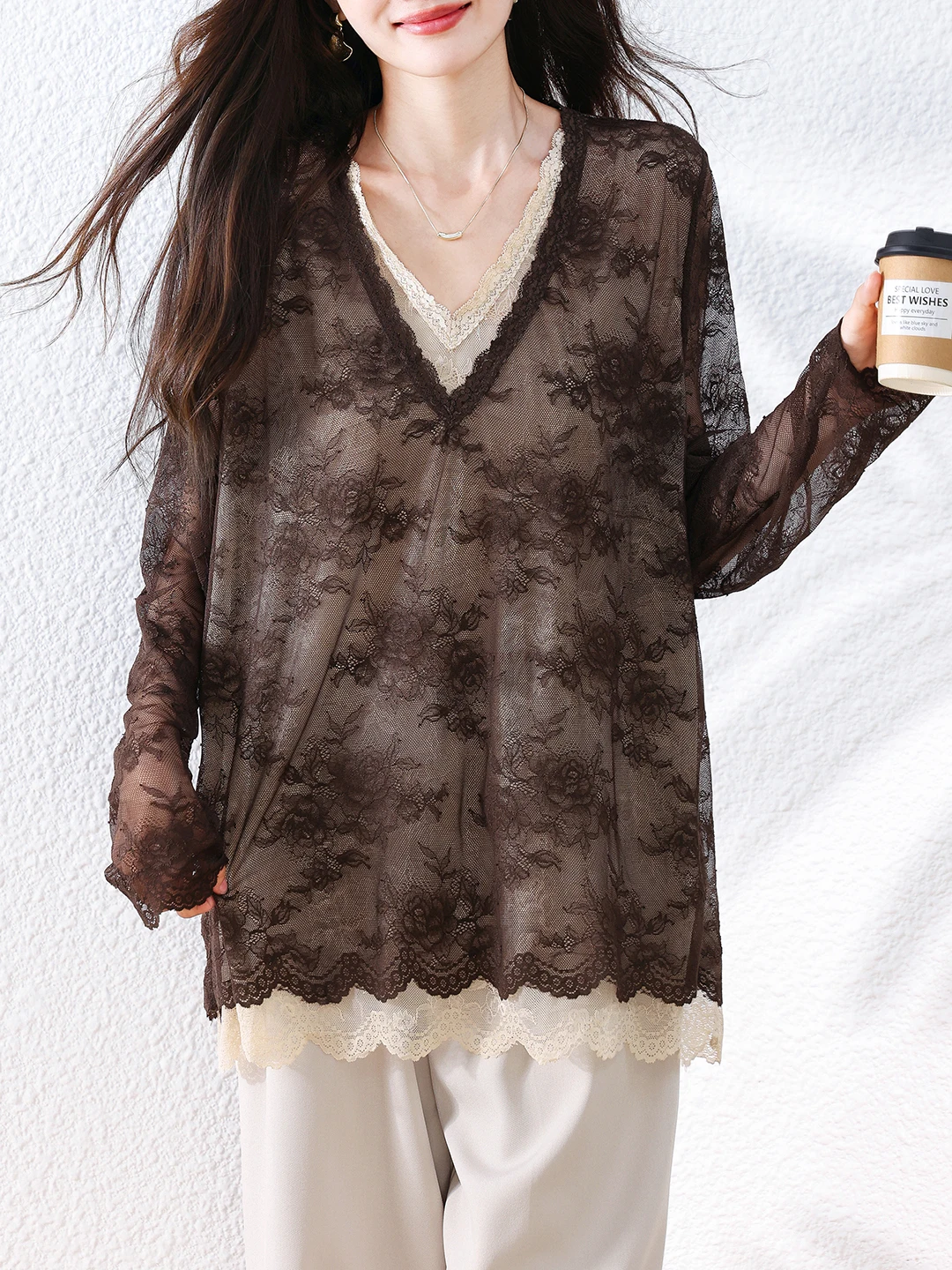 Slimming Lace Patchwork Long Sleeve T-Shirt Women's Autumn Fashion Design Sense Tailend Stock 2026 New Style V-neck Top