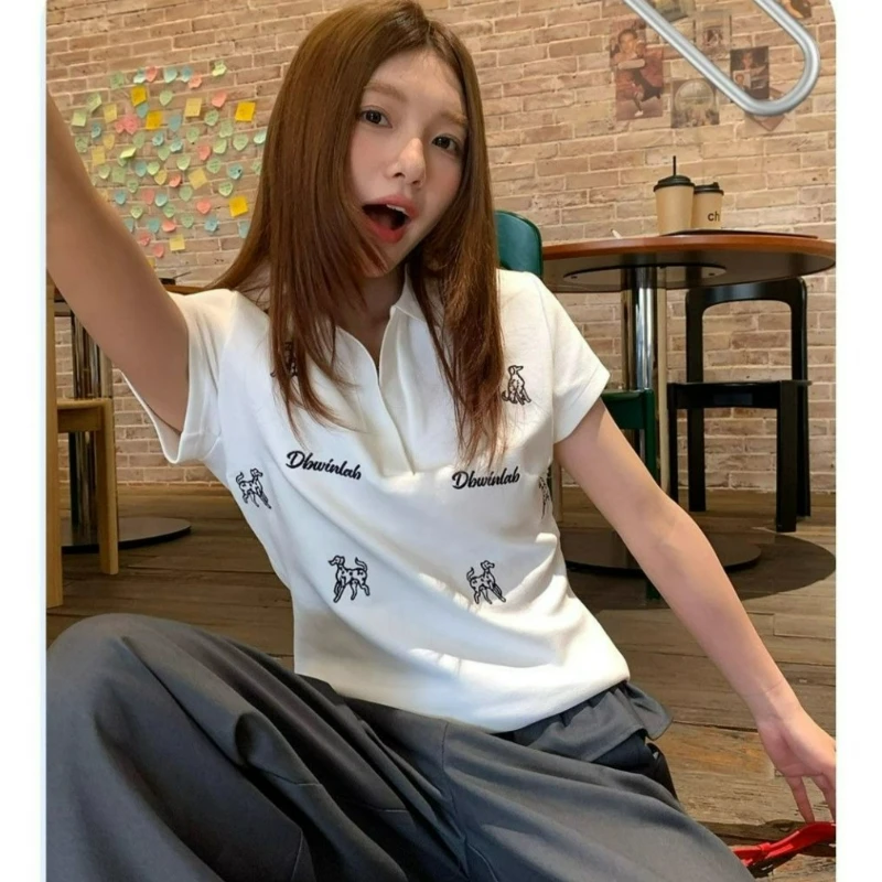 

Женская футболка-поло с вышивкой в виде собаки, летняя новинка 2026, модный белый топ с открытыми плечами, короткий рукав, облегающий, спортивный