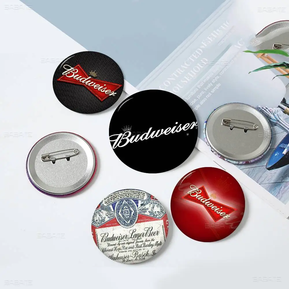 

Classic Beer Brand B-Budreiser Creative Pins Funny Round Snap-in Brooch Badge Backpack Hat Accessories Jewelry Gifts for Friend
