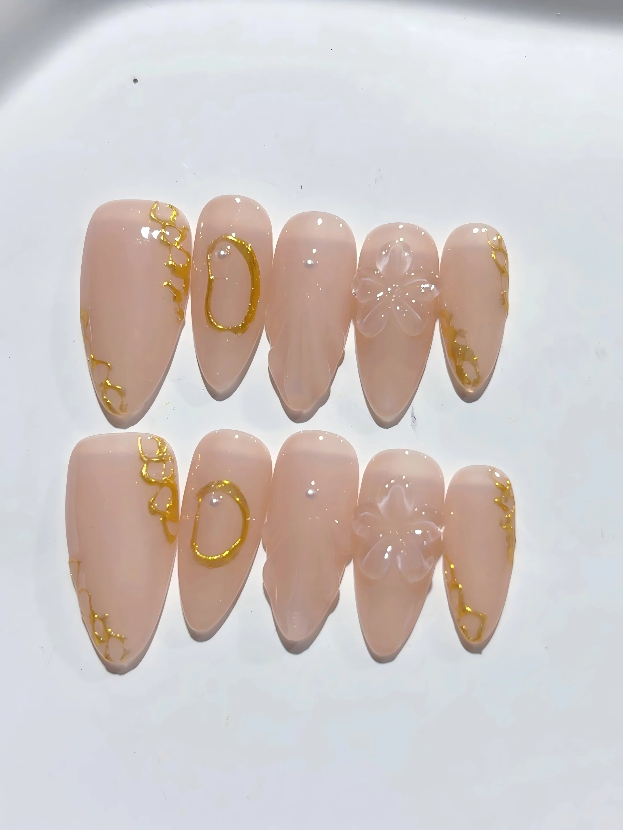 

Minimalist Light Pink Asymmetrical Gold Line Nail Art Fashion Manicure (C427)