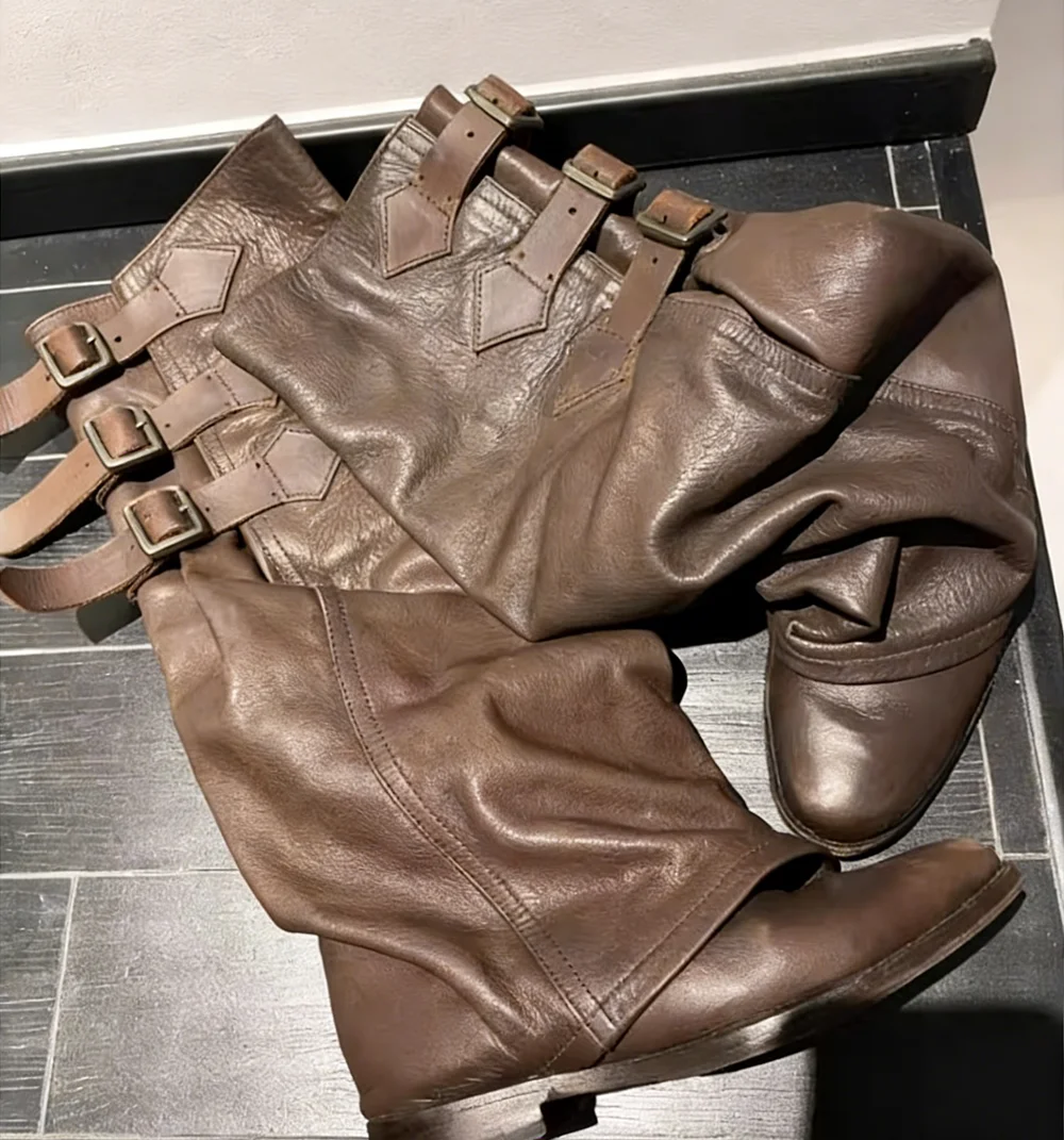 Botas Altas hasta la Rodilla de Cuero Arrugado Marrón, con Detalle de Correa con Múltiples Hebillas, Punta Redonda, Tacón Bajo y Plano, Estilo Grunge-Punk, Botas Casuales