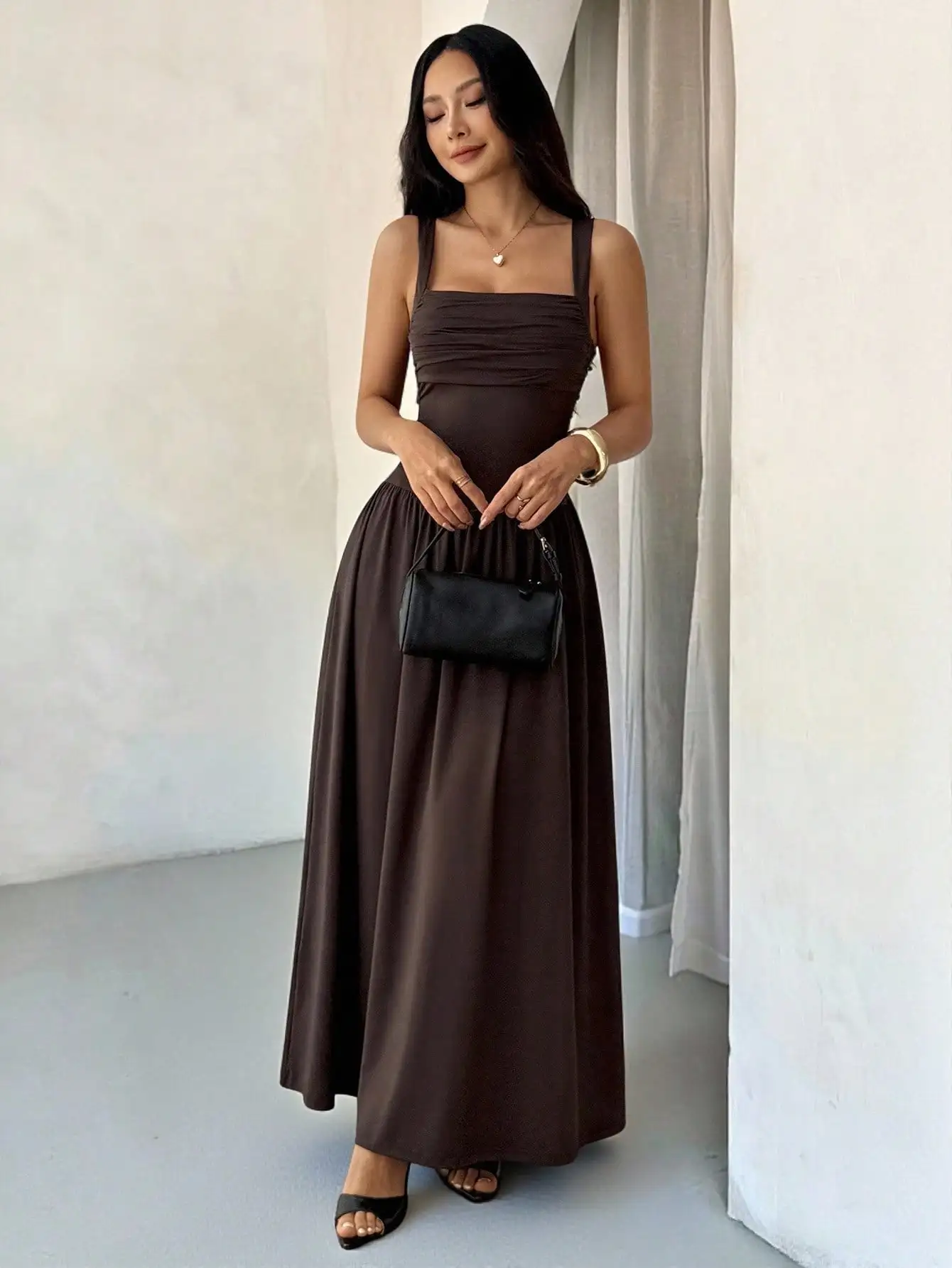 

Women's Brown Square Neck Ruched Bodice Flowy Maxi Dress
