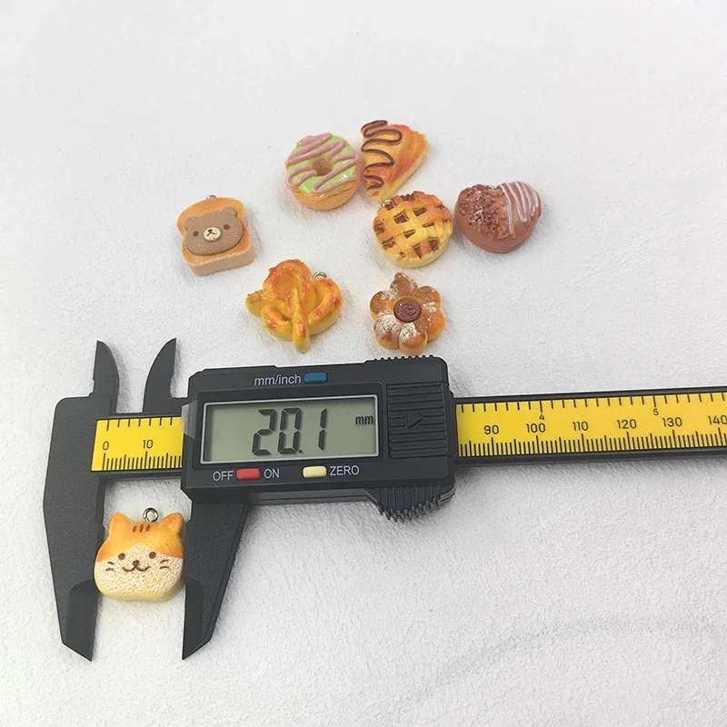 10個入り キュートなパン、ドーナツ、サンドイッチチャーム、キュートなレジンアニマル(キツネ、クマ、ハート、チョコレート、ファットバック)キーホルダー、ジュエリー製作パーツ 1