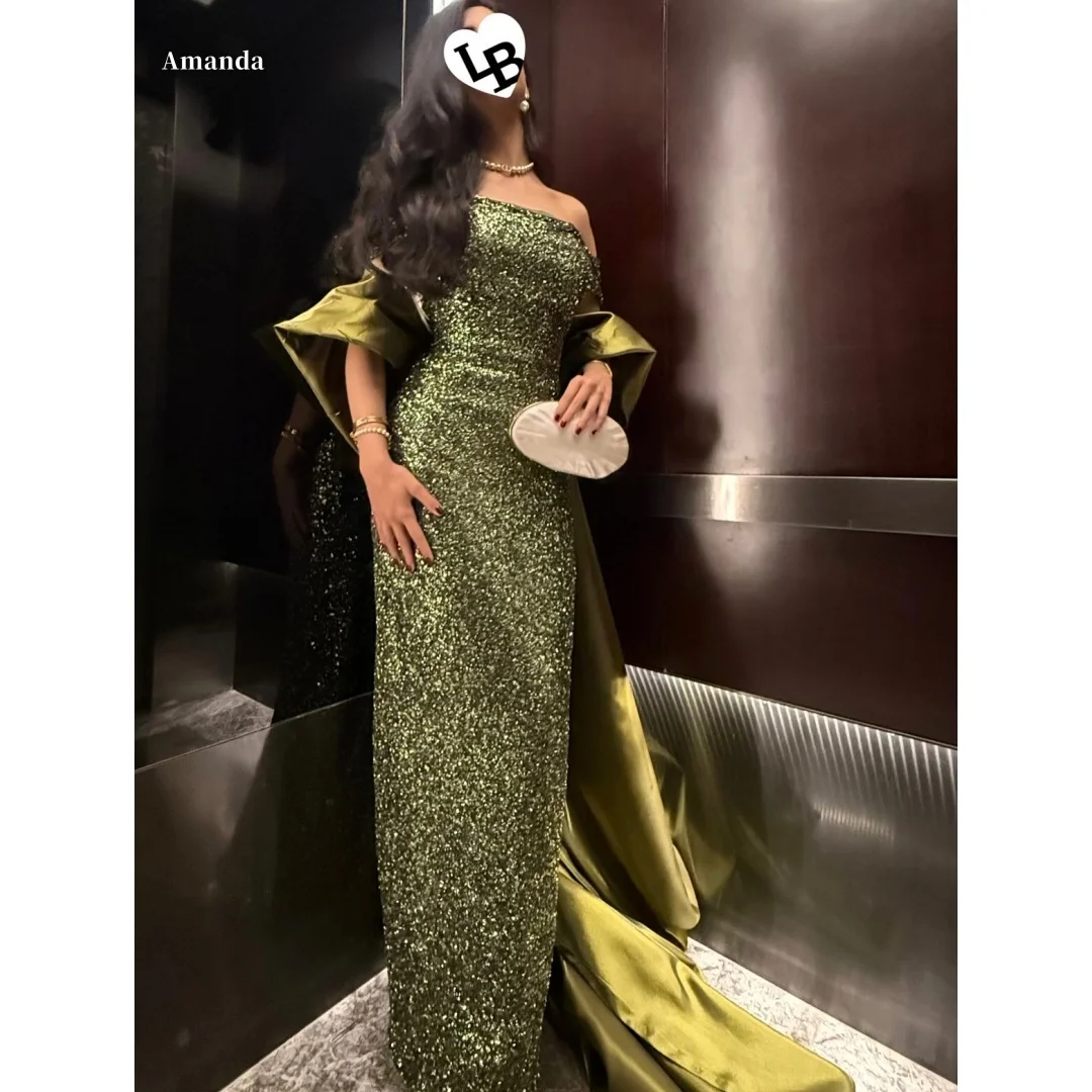 

Индивидуальное вечернее платье Amanda цвета оливкового зеленого с одним рукавом, из ткани с пайетками, с объемными рукавами, сатиновым шлейфом, силуэт «русалка», 2025