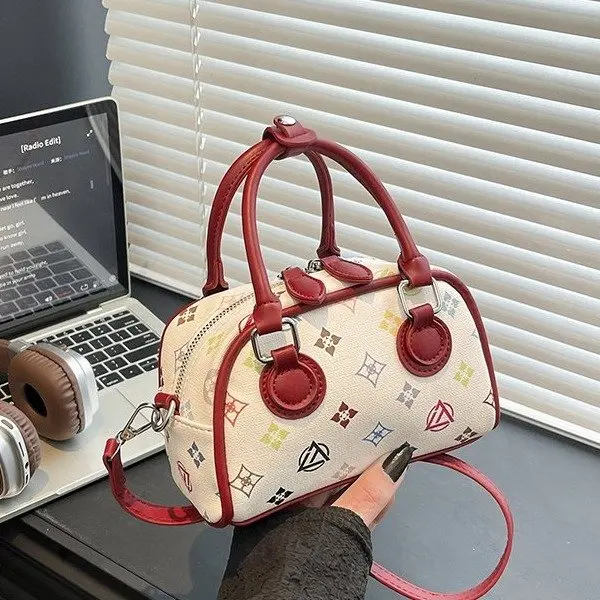 

Новая мини-сумка Boston Pillow Bag 2026 для женщин: яркий монограммный принт, цветные блоки, универсальная, на плечо и через плечо