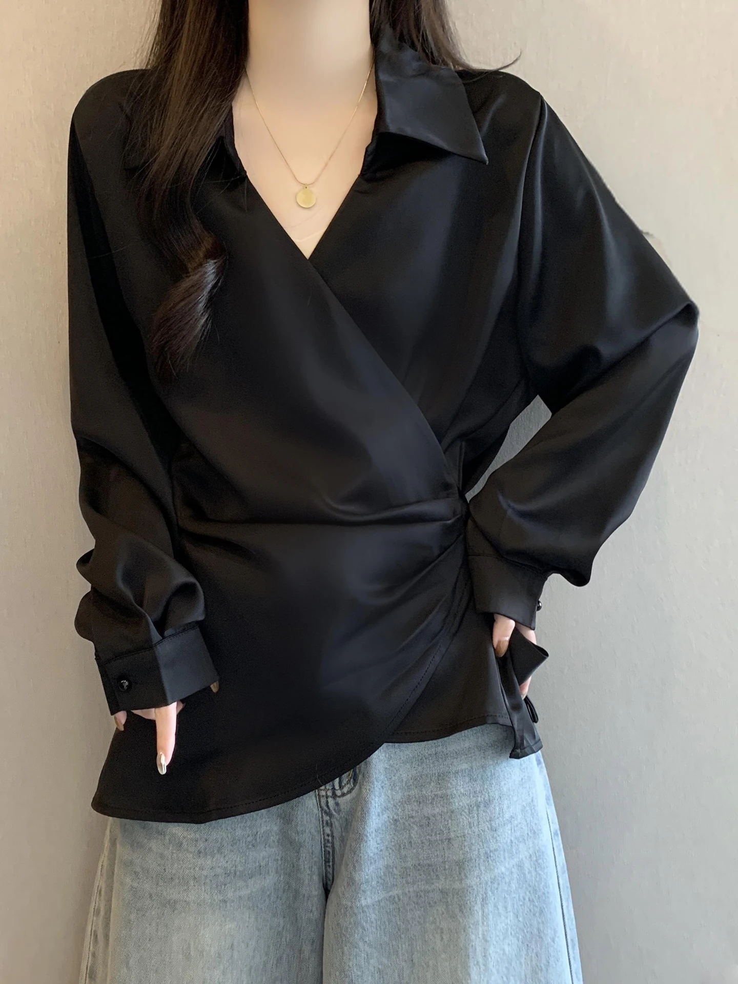 

Элегантный топ из ацетатного атласа с V-образным вырезом и длинными рукавами для женщин больших размеров, весенняя модная модель с эффектом утяжки талии, премиум-класса.