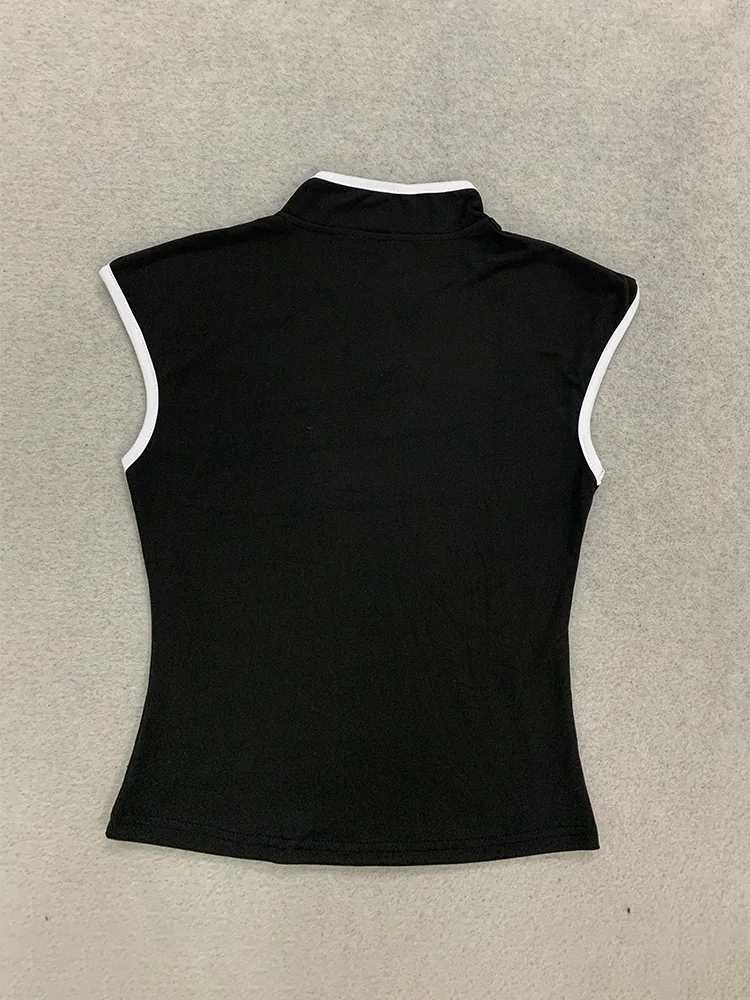 Sommerliches, elegantes Cheongsam-inspiriertes Damen-T-Shirt mit Kontrastbesatz, Stehkragen, Schlüsselloch-Ausschnitt, Froschknopfleiste, ärmellos und figurbetont – Detail 4