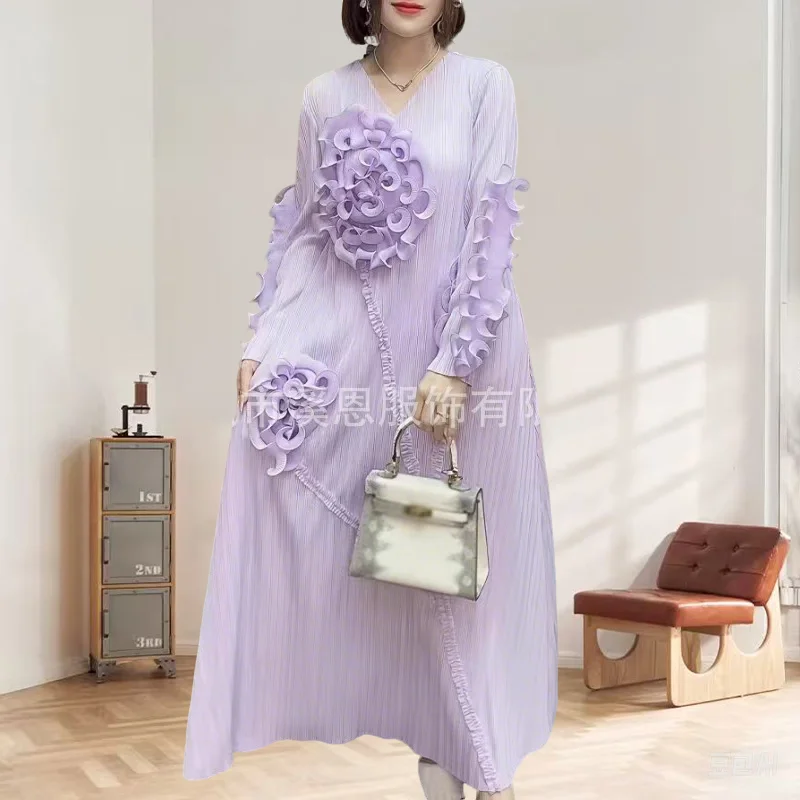 Miyake robe plissée 2025 nouveau pli col en v en bois bord d'oreille plaque fleur solide haut de gamme robe plissée grande taille vêtements pour femmes