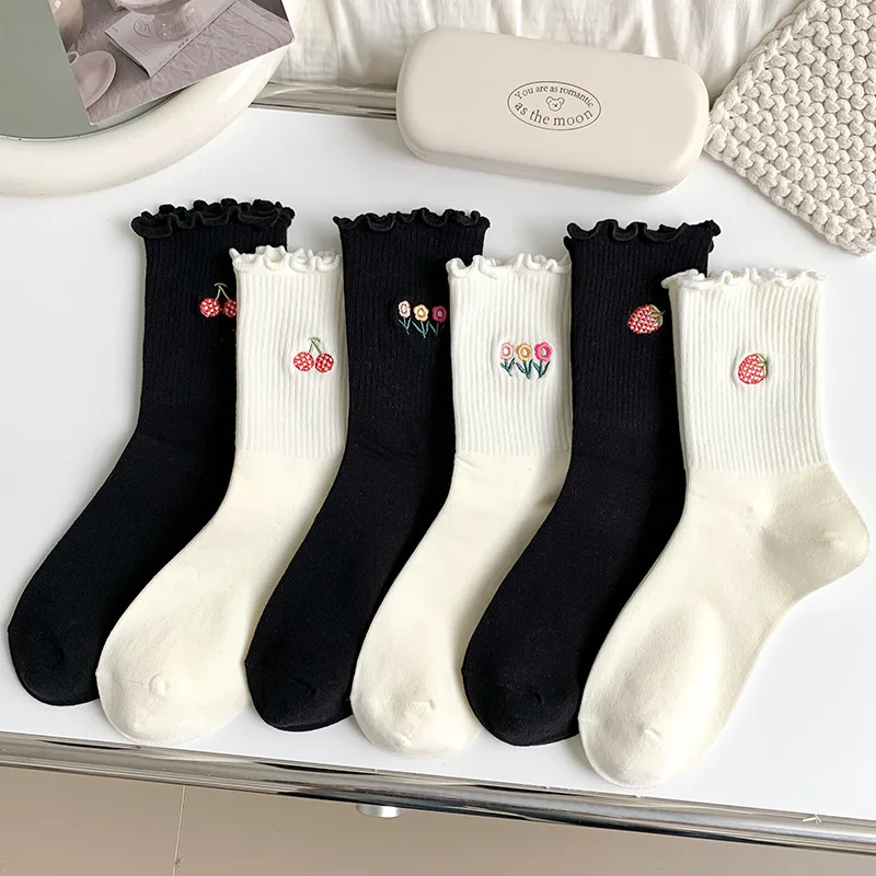 1/6 Paar schweißabsorbierende, geruchsdichte Mittelrohrsocken für Damen im Herbst und Winter, bestickte einfarbige, lässige Baumwollsocken