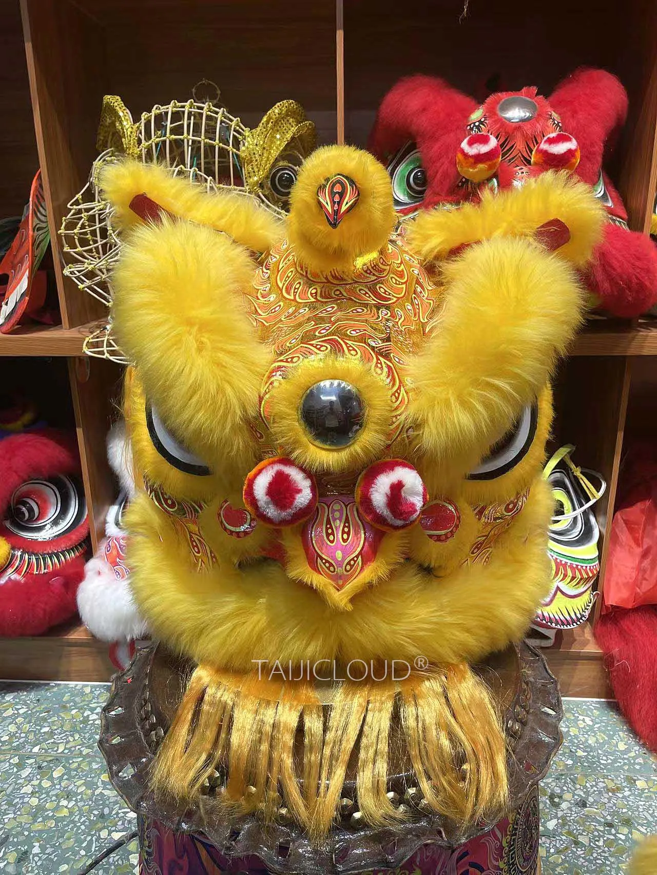 Golden Buddha-styled Lion Head, a festive and auspicious lion head, is a Guangdong Suixi intangible cultural heritage handicraft