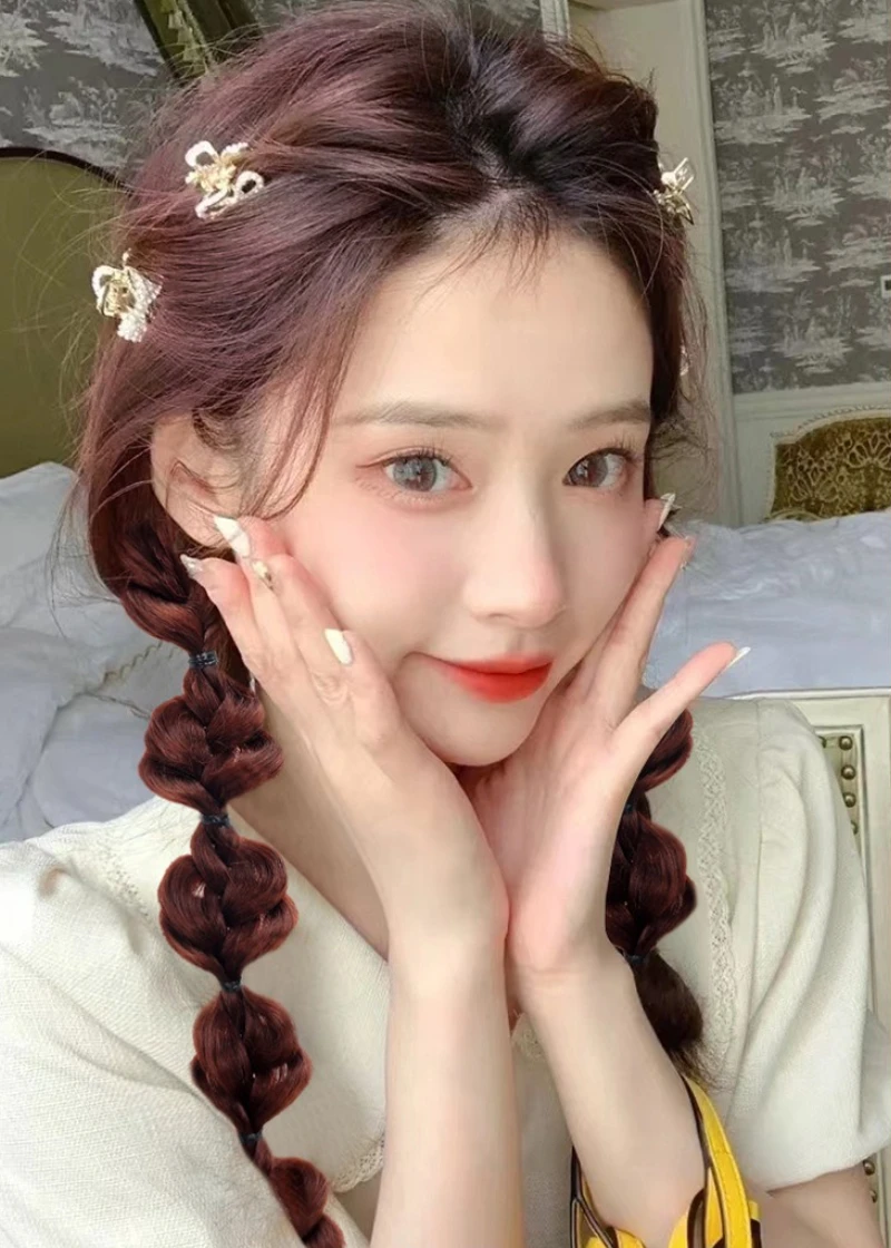 Peruka z syntetycznymi warkoczami typu bubble braid, długa peruka z warkoczami z gumkami do włosów dla dziewcząt, naturalne warkocze typu lantern braid.