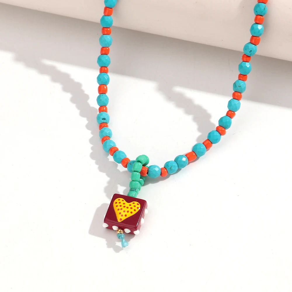 Niedliche kleine weiße türkisfarbene Perlen-Halskette mit Herz-Glasanhänger, exquisite Acryl-Perlen-Choker-Halskette, trendiges Schmuckgeschenk – Detail 9