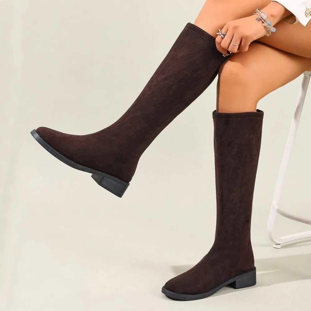 Winterliche Rundzehen-Stiefel aus Wildleder, sexy und bequem, mit niedrigem Absatz, modischer neuer Stil, elegante Modenschau-Ritterstiefel für Damen. – Detail 6
