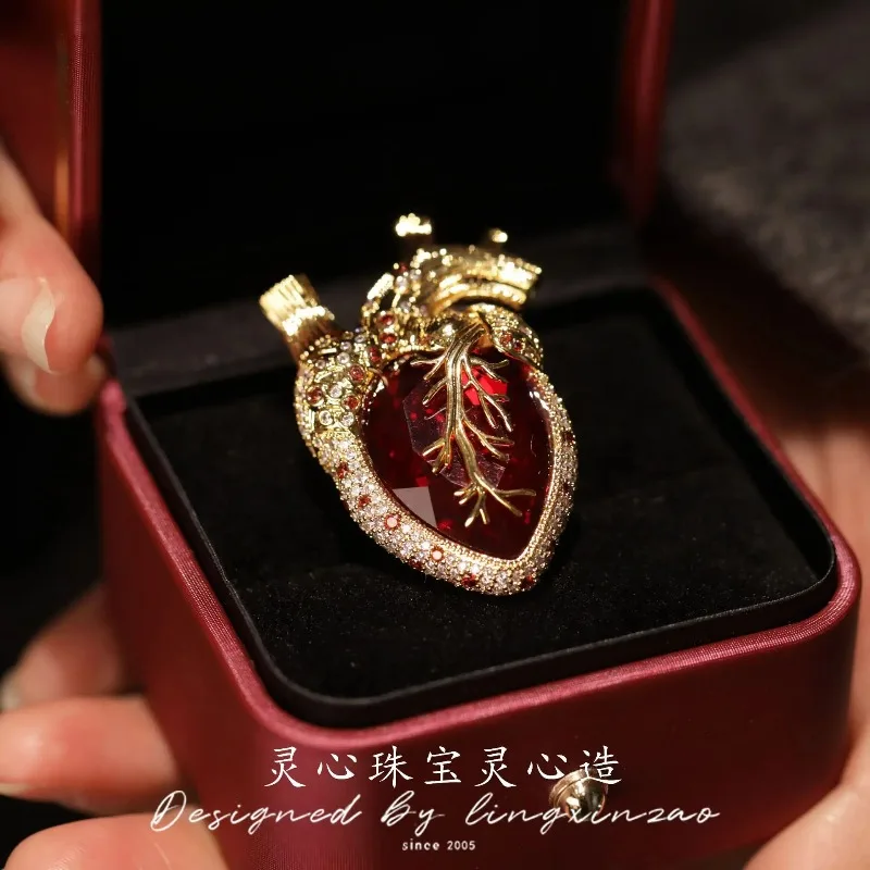 

HQ Trendy Heart Brooches for Women Men Delicate High Quality Lapel Pins Bronze Plating Zirconia Luxury Brooch Pin Jewelry Gifts