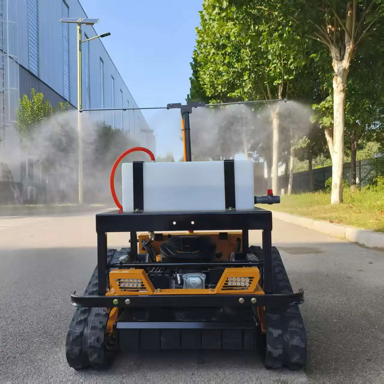 Afstandsbediening voor het optillen en verlagen van grasmaaier met een snijbreedte van 500 mm en een spuitapparaat van 30 liter