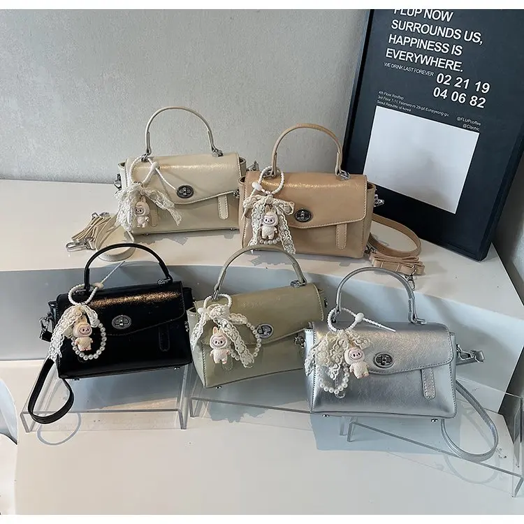 

2025 Winter 698 New Xiaoxiangfeng One Shoulder Crossbody Handbag Fashion Versatile Underarm Bag Simple Commuter Bag