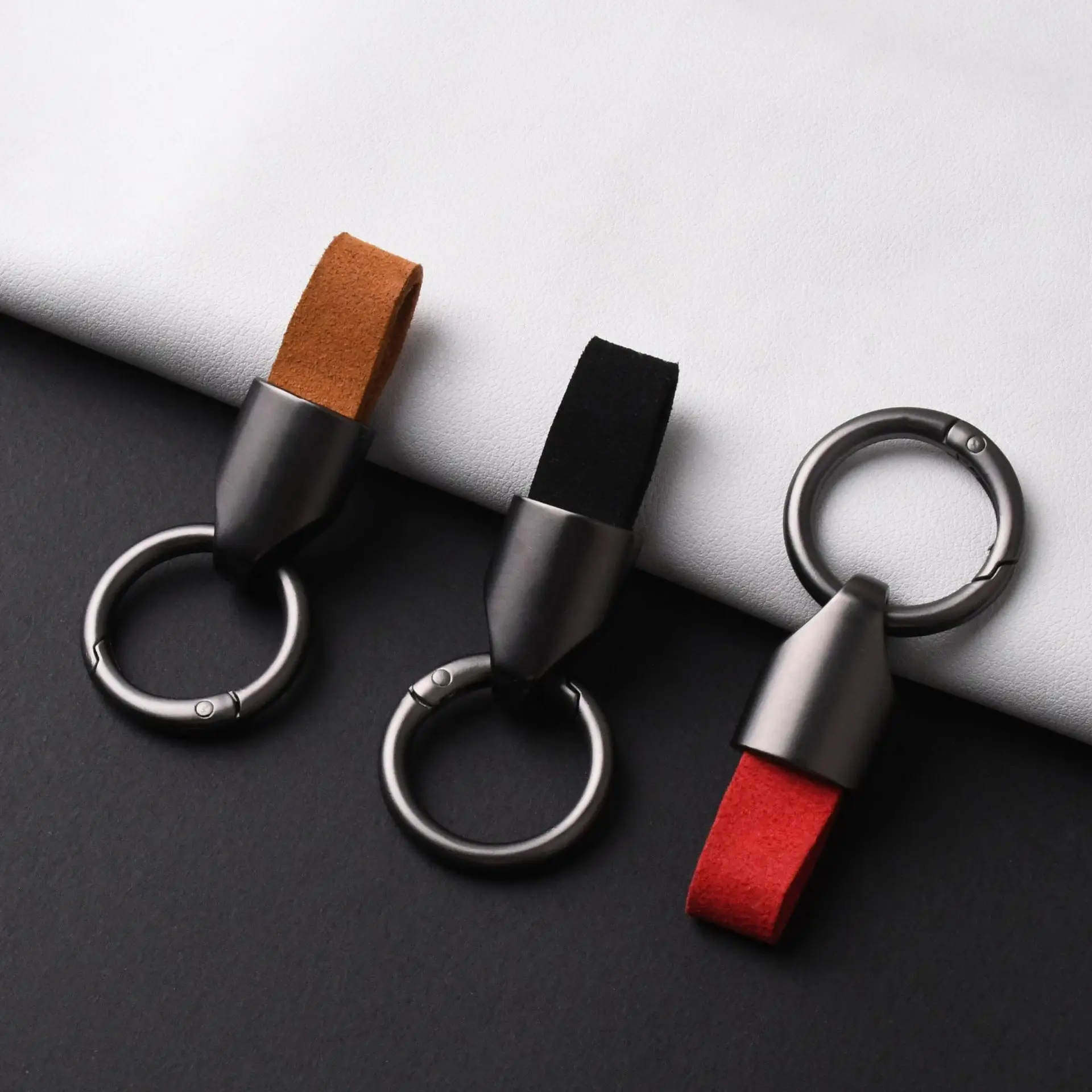 Rindsleder-Schlüsselanhänger für Damen und Herren, handgefertigt, luxuriöser Schlüsselanhänger, PU-Gürtelschnalle, Karabiner, Auto-Anhänger, Schlüsselanhänger, Ringe