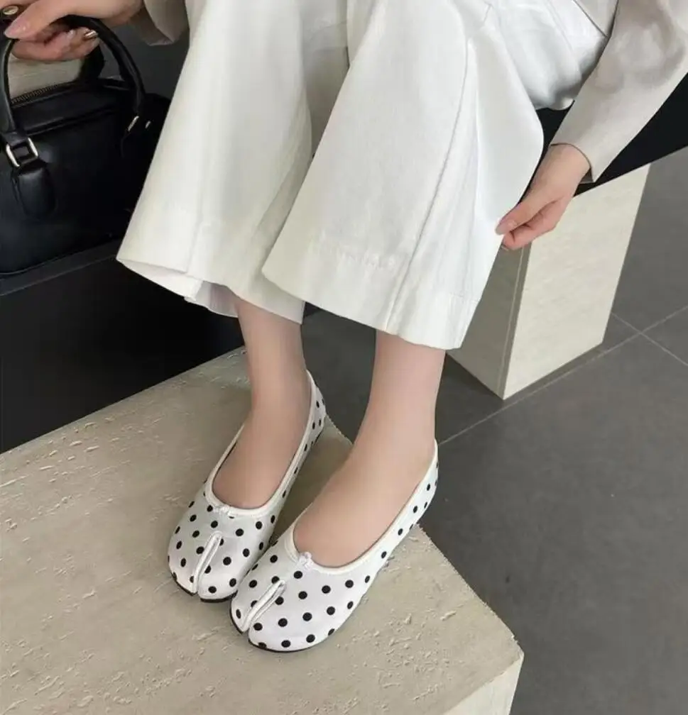 Elegant Polka Dot Women's Flat Tabi Ninja Shoes Pig Toe Slippers Lazy Person Horse Hoof Shoes Women Split Toe Ballerina Shoe