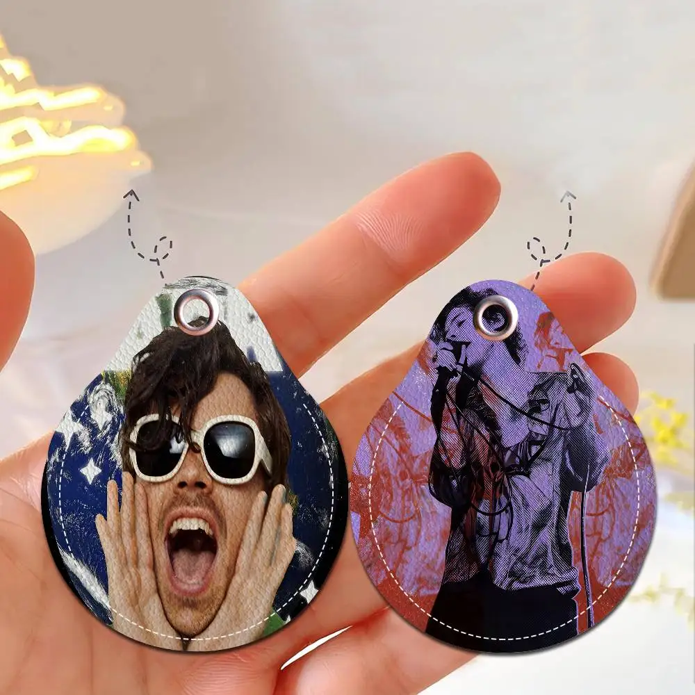 مغني البوب الشهير H-Harris_Styles سلاسل المفاتيح المستديرة للنساء بولي Leather الجلود الفراغات حلقات المفاتيح مثالية لهدايا العيد ومفضلات الحفلات #2