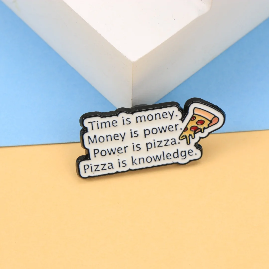 Pin de esmalte con cita divertida sobre pizza, broche con rebanada de pepperoni con la frase 'El tiempo es dinero, la pizza es conocimiento', insignia metálica humorística para amantes de la gastronomía
