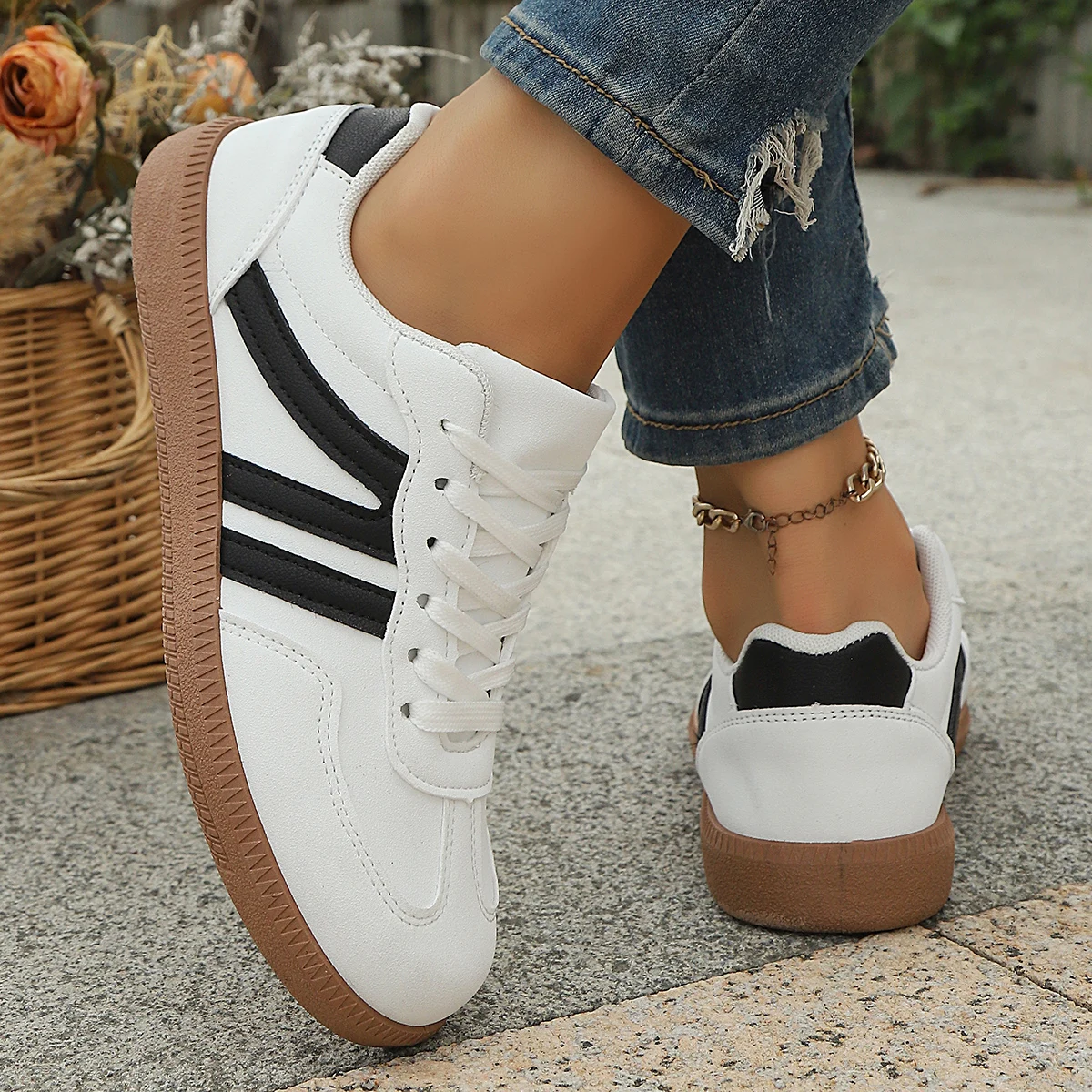 

Fashion Low Top Sports Women's Sports Comfortable Round Toe Sneakers Breathable Lightweight Shoes for Lady